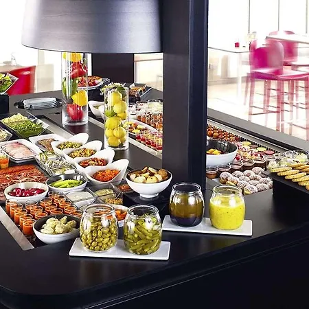 Kyriad Direct Le Bourget Hotell