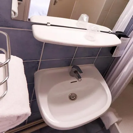 Kyriad Direct Le Bourget Hotell