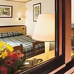 Kyriad Direct Le Bourget فندق
