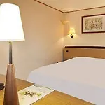 فندق Kyriad Direct Le Bourget غونيس
