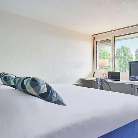 Kyriad Direct Le Bourget Гонес