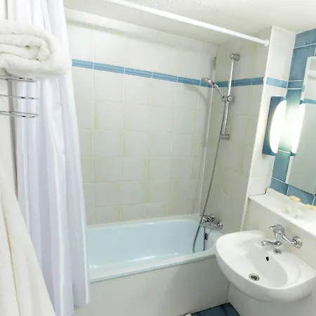 Kyriad Direct Le Bourget Гонес