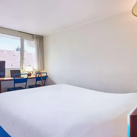 Отель Kyriad Direct Le Bourget