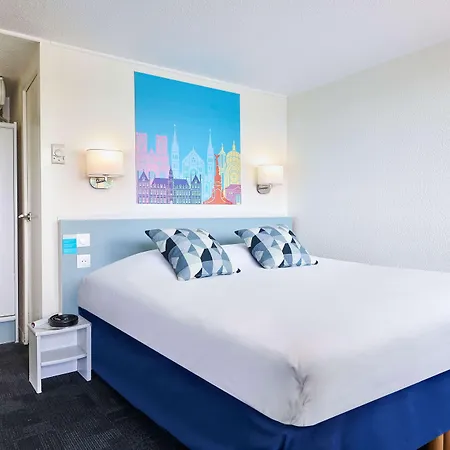 Kyriad Direct Le Bourget 2* Гонес