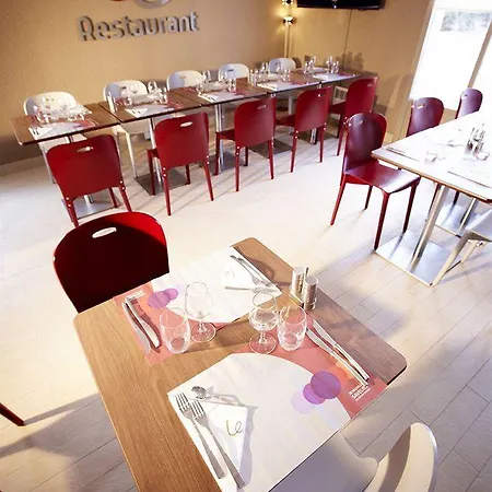 Kyriad Direct Le Bourget 2* Гонес