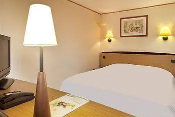 Отель Kyriad Direct Le Bourget Гонес