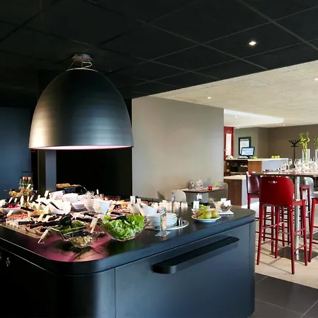 Kyriad Direct Le Bourget Отель 2*