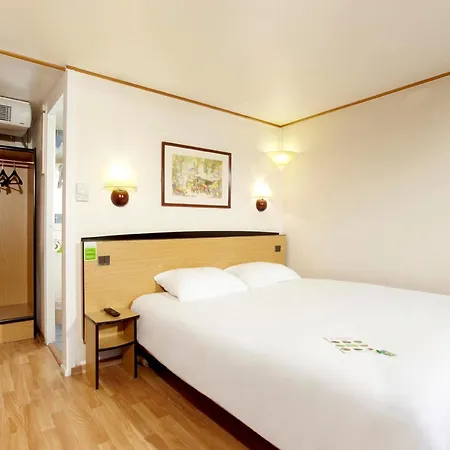 Отель Kyriad Direct Le Bourget