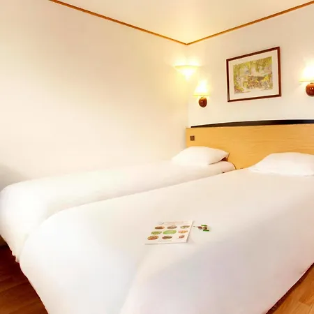 Отель Kyriad Direct Le Bourget 2*