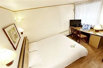 Отель Kyriad Direct Le Bourget