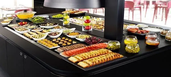 Hotell Kyriad Direct Le Bourget 2*