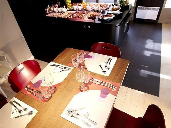 Kyriad Direct Le Bourget Szálloda