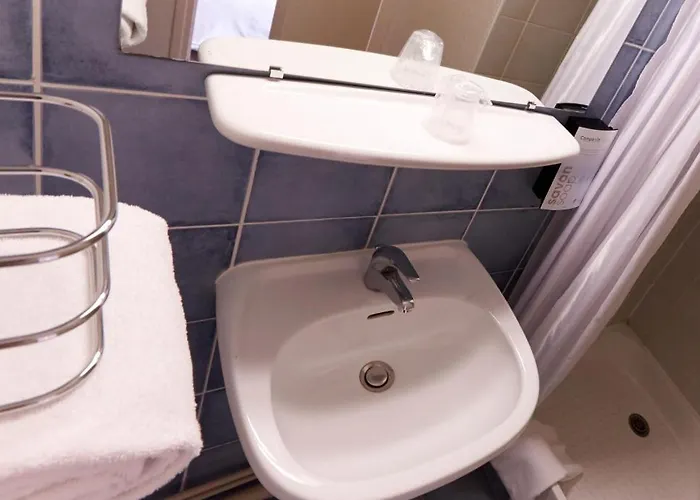 Kyriad Direct Le Bourget Otel